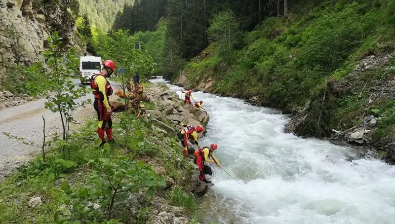 Trabzon'da Dereye Düşen Çocuk İçin Arama Kurtarma Çalışmaları Başladı